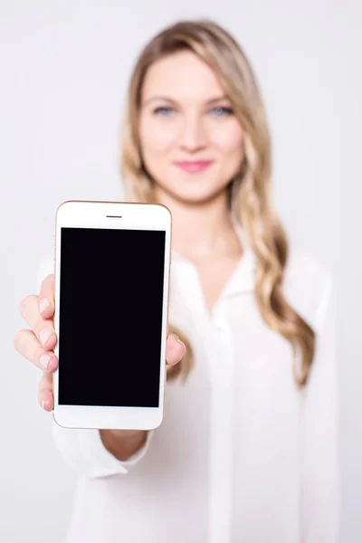 Frau zeigt neues Handy — Stockfoto