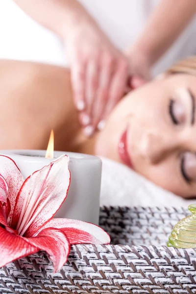 Mujer recibiendo masaje en el salón de spa —  Fotos de Stock