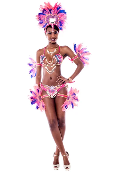 Dançarina de samba feminina em traje de carnaval — Fotografia de Stock