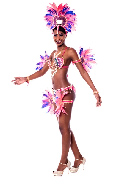 Жінка-танцюрист самби в карнавальному костюмі — стокове фото