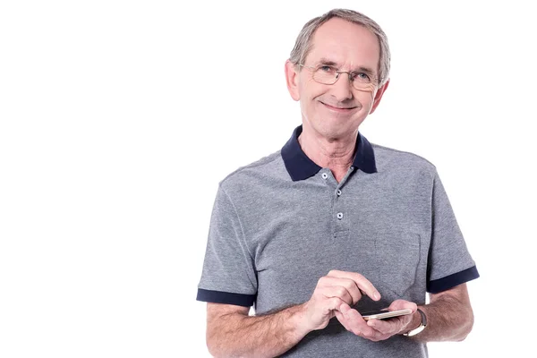 Viejo usando un teléfono inteligente — Foto de Stock