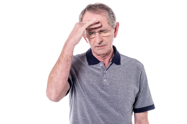 Hombre mayor que sufre de dolor de cabeza. —  Fotos de Stock