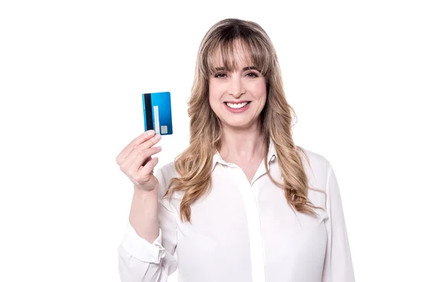 Žena ukazující její kreditní karty — Stock fotografie