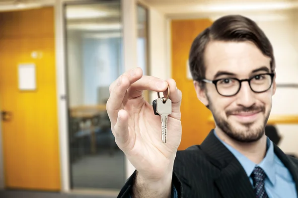 Makelaar biedt huissleutel — Stockfoto