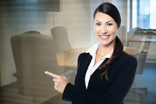 Young businesswoman pointing aside — Stock Photo, Image