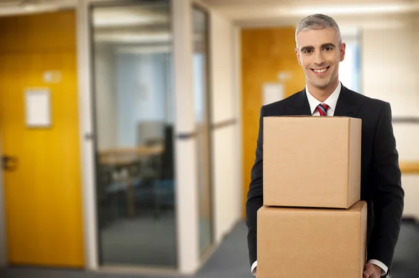 Hombre de negocios de mediana edad llevando cajas — Foto de Stock