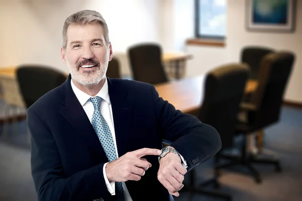 Hombre de negocios mostrando su reloj de pulsera — Foto de Stock