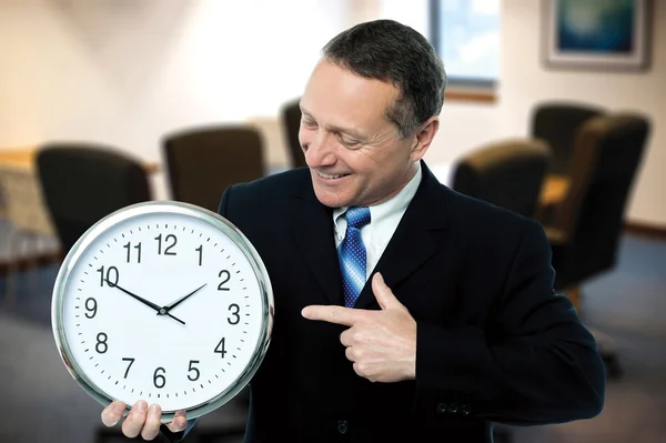 Középső éves üzletember találat nagy óra — Stock Fotó
