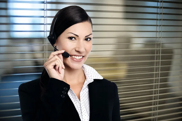 Joven mujer de negocios con auriculares — Foto de Stock