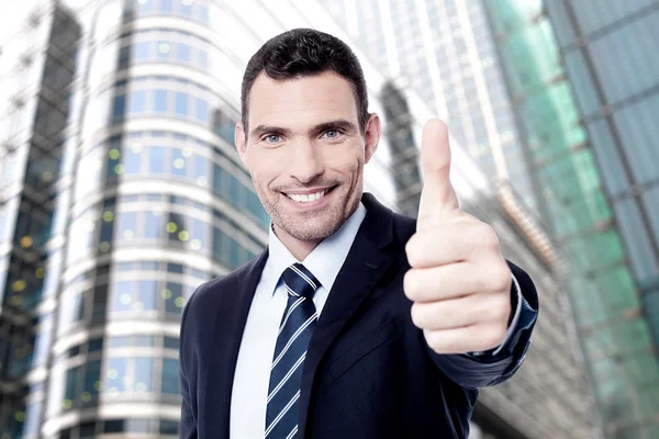 Businessman showing thumb up gesture — Stock Photo, Image