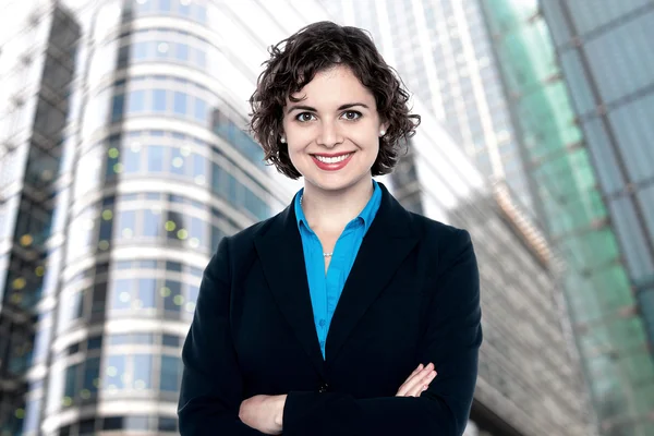 Young businesswoman with folded arms — Stock Photo, Image