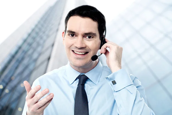 Hombre de negocios con auriculares de guardia — Foto de Stock