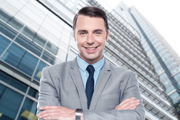 Confident businessman with crossed arms — Stock Photo, Image