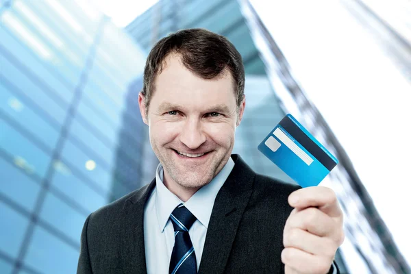 Επιχειρηματίας προσφέρει πιστωτική κάρτα Εικόνα Αρχείου