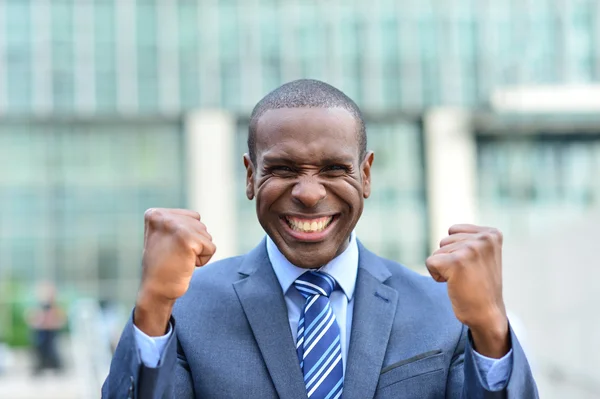 Uomo d'affari di successo che festeggia all'aperto — Foto Stock