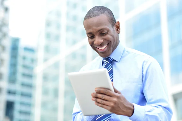 Business professional met een tablet pc — Stockfoto