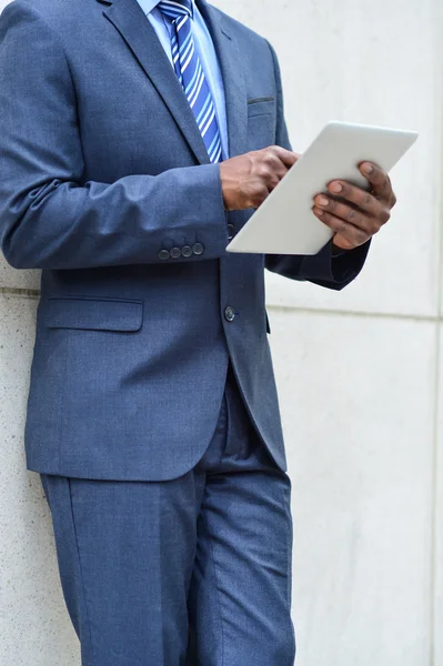 Tablet pc를 사용 하 여 실업가의 손에 — 스톡 사진