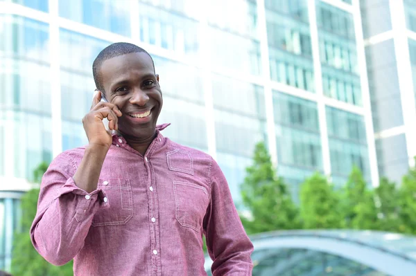 Casual masculino hablando en el teléfono móvil — Foto de Stock