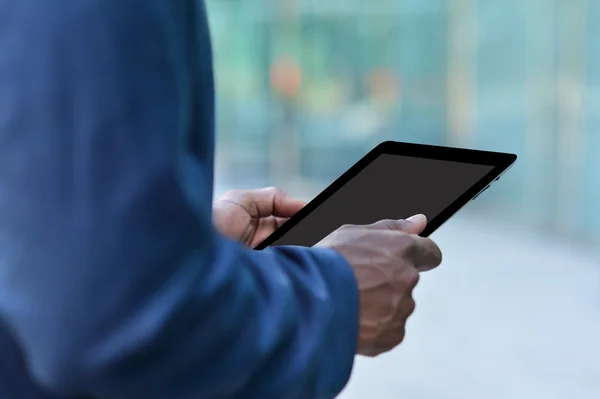 Exekutive Hand trägt Tablet-PC — Stockfoto