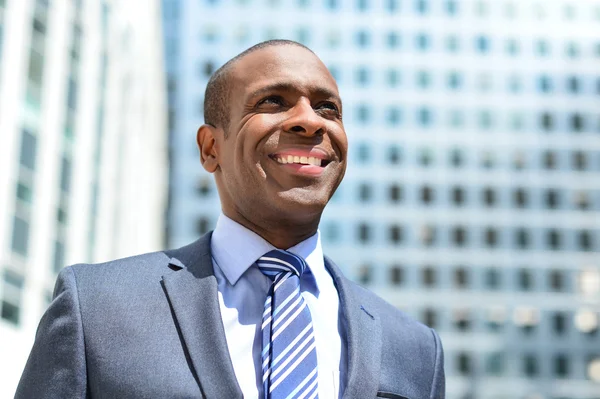 Hombre de negocios guapo parado al aire libre — Foto de Stock