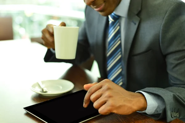 Profesional usando una tableta en la cafetería —  Fotos de Stock