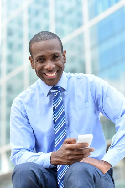 Geschäftsleiter mit seinem Smartphone — Stockfoto