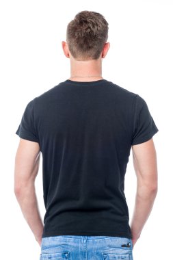 Genç adam elleri cebinde duruyor.