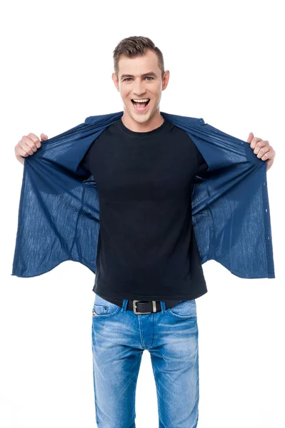 Uomo casual che apre la camicia — Foto Stock