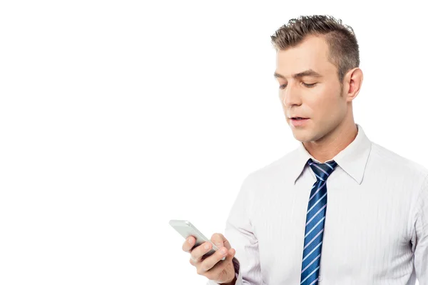 Бизнесмен, управляющий своим мобильным телефоном — стоковое фото