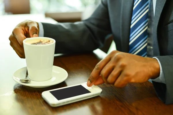 Muž používání mobilního telefonu v kavárně — Stock fotografie