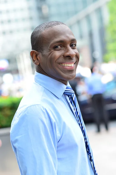 Sorrindo executivo masculino posando na rua — Fotografia de Stock