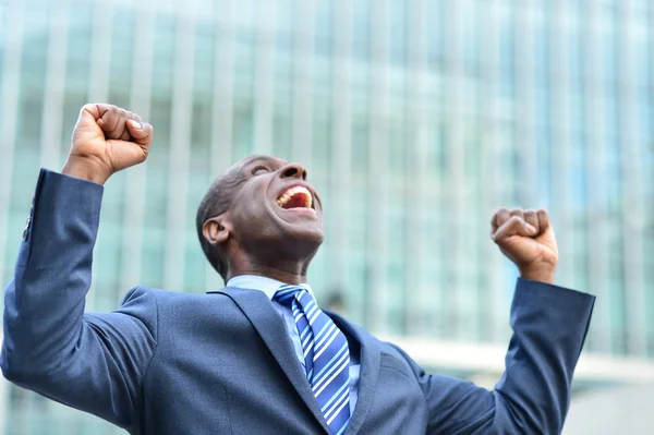 Empresário animado levantando os braços — Fotografia de Stock