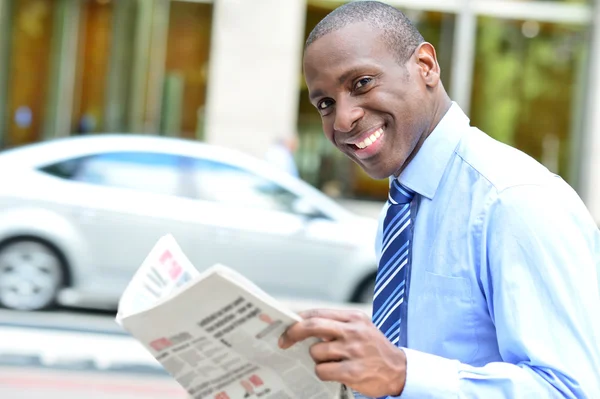 Красивый бизнесмен читает газету — стоковое фото