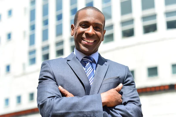 Sonriente empresario africano al aire libre — Foto de Stock