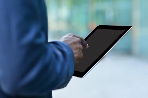 Corporate man aan het werk met een digitale tablet — Stockfoto