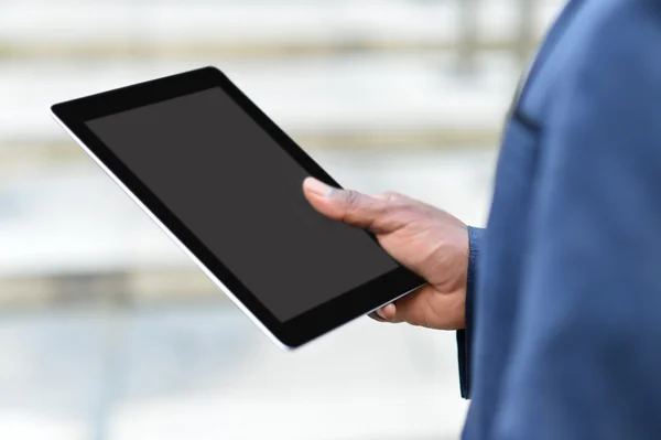 Zakenman houden een digitale tablet — Stockfoto