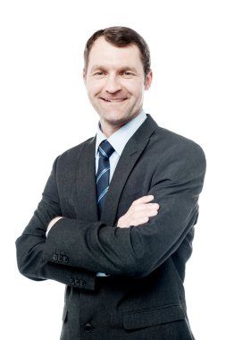 katlanmış kollu yakışıklı işadamı