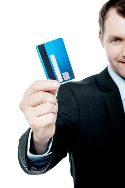 Işadamı holding kredi kartı gülümseyen — Stok fotoğraf