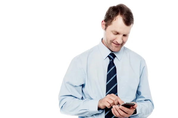 Gebruik van mannelijke uitvoerende is mobiele telefoon — Stockfoto