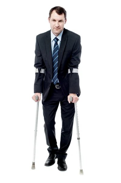 Slimme man met krukken proberen te lopen — Stockfoto