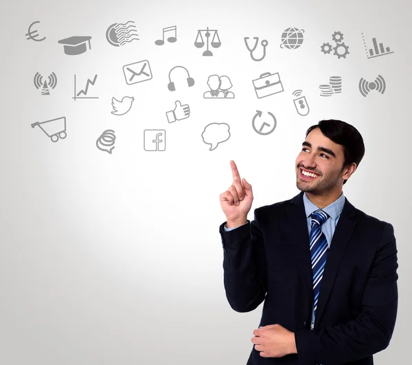 Hombre en traje elegir iconos de la tecnología — Foto de Stock