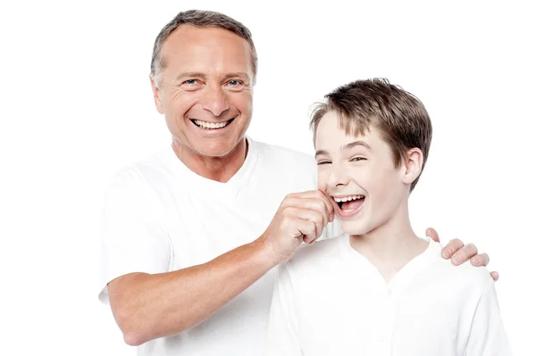 Vater und Sohn mit positivem Lächeln — Stockfoto