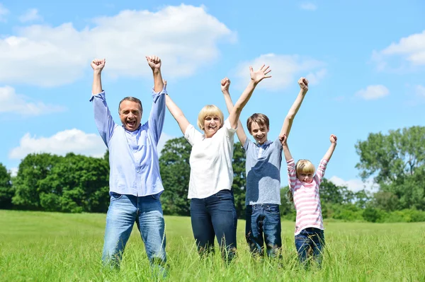 Familjen lyfta armar upp — Stockfoto