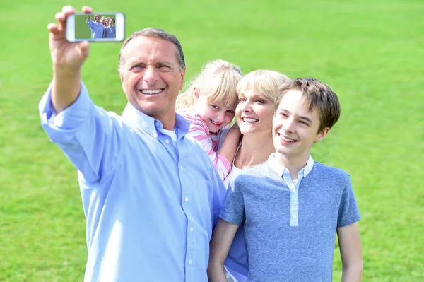 Famiglia tenendo selfie con smartphone — Stok fotoğraf