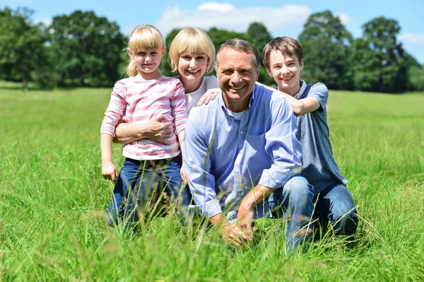 Família feliz desfrutando no parque — Fotografia de Stock