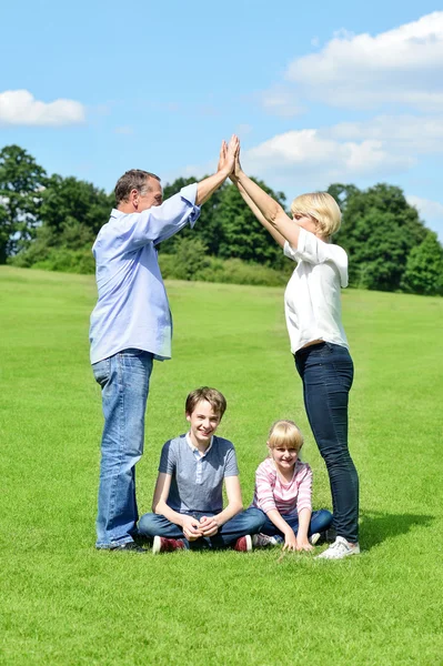 Parents playing game with children — Stock Photo, Image