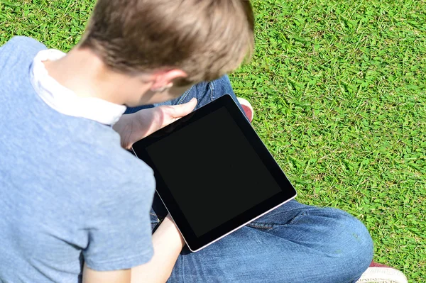 Menino usando seu tablet pc — Fotografia de Stock