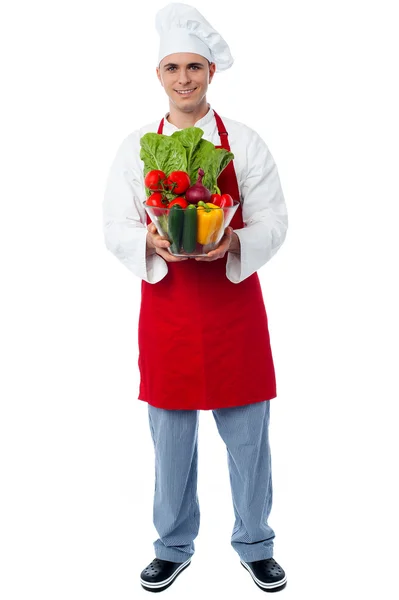 Šéfkuchař hospodářství mísy plné zeleniny — Stock fotografie
