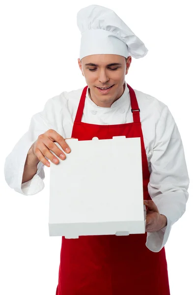 Manliga chef hålla pizza box — Stockfoto