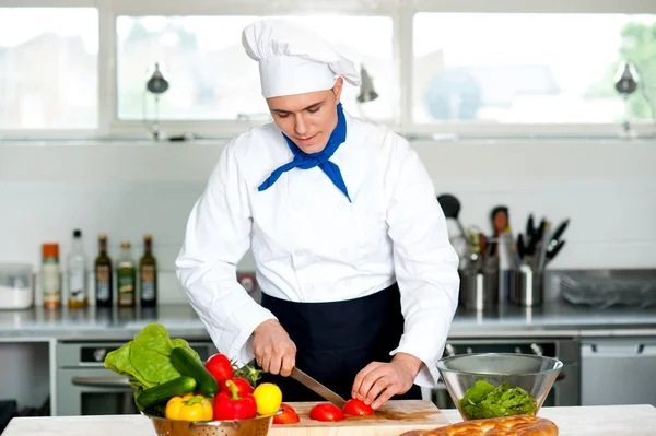 Mâle chef hacher les légumes야채를 자르고 남자 요리사 — 스톡 사진